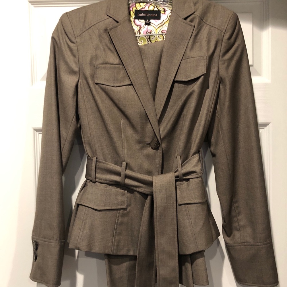 Isabel and Nina suit size 6 like new